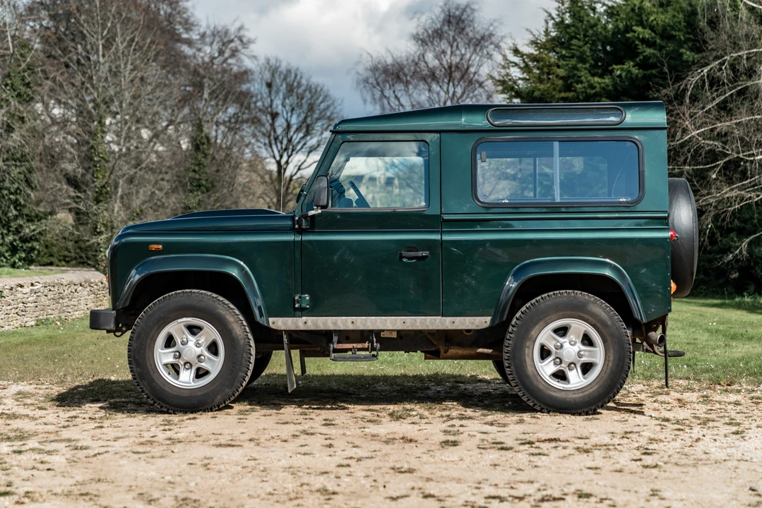 2010 Land Rover Defender 90 - Image 13 of 31