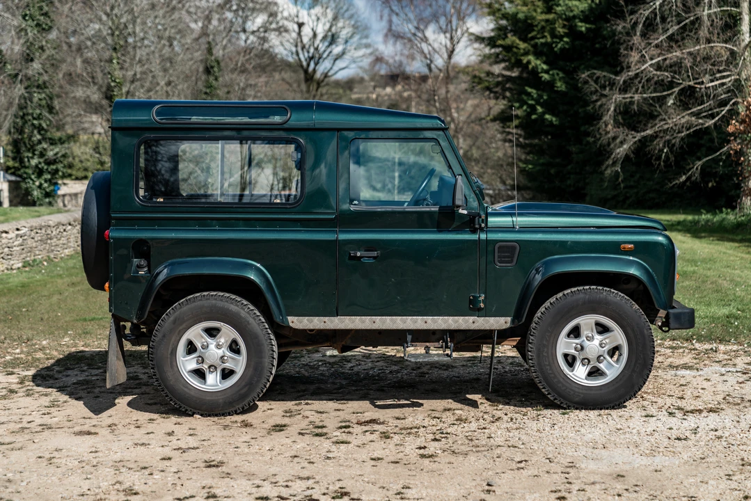 2010 Land Rover Defender 90 - Image 9 of 31