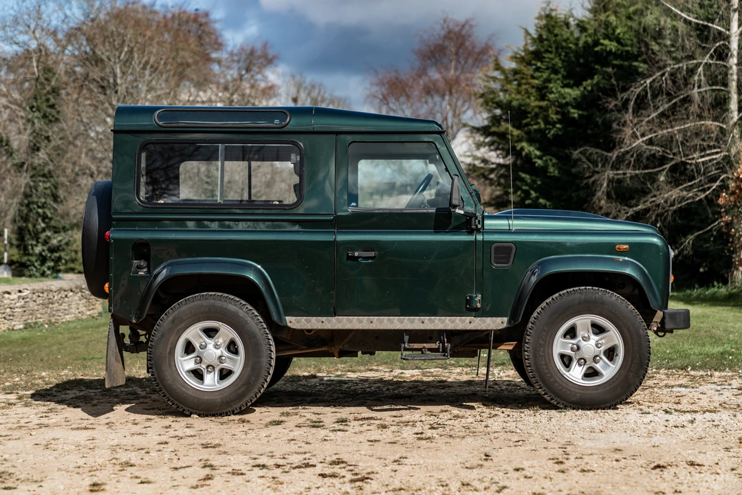2010 Land Rover Defender 90 - Image 17 of 31