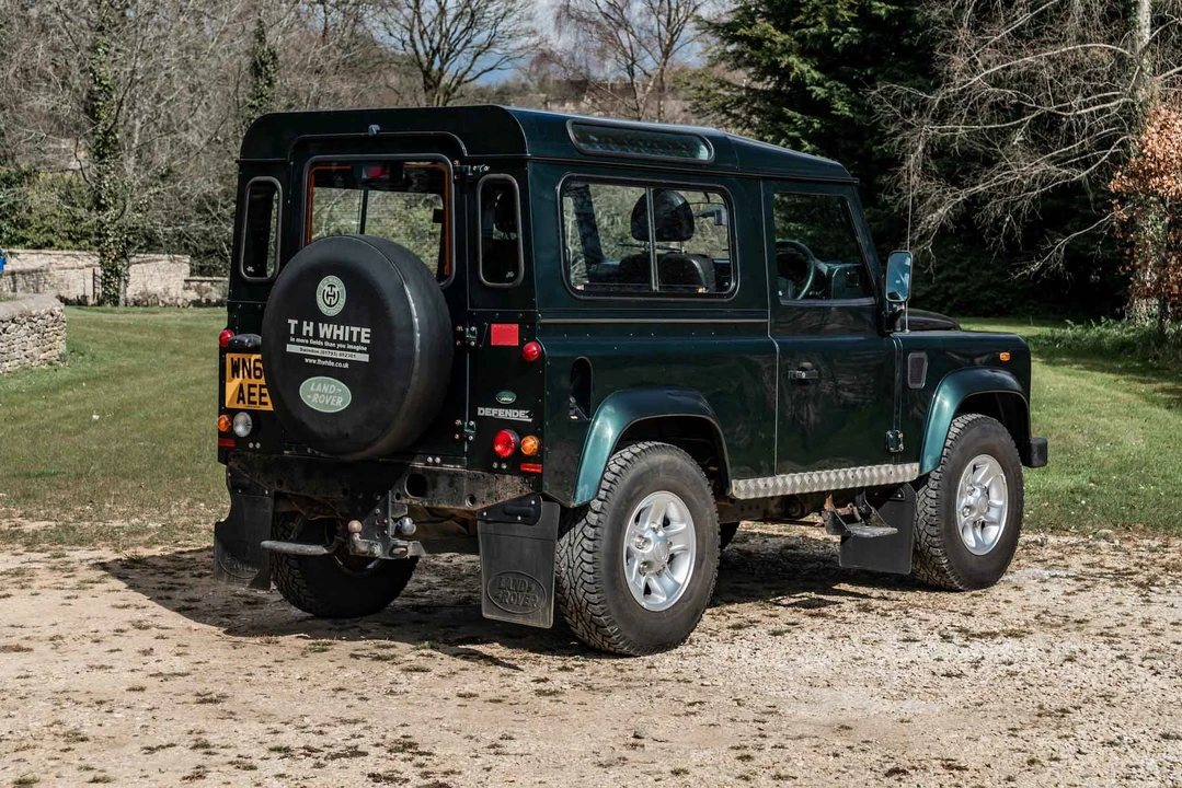 2010 Land Rover Defender 90 - Image 16 of 31