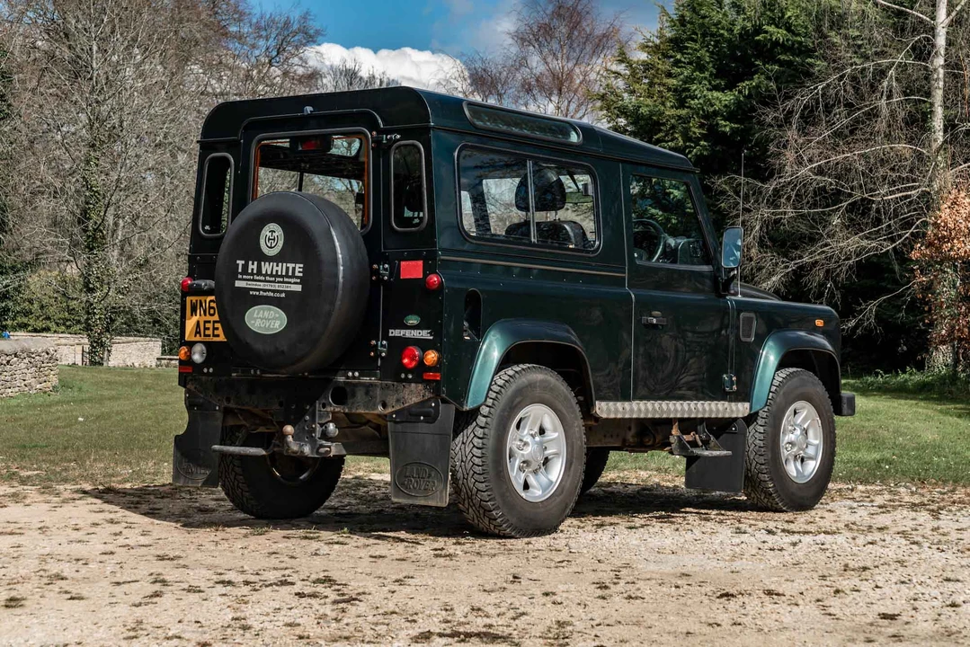 2010 Land Rover Defender 90 - Image 8 of 31