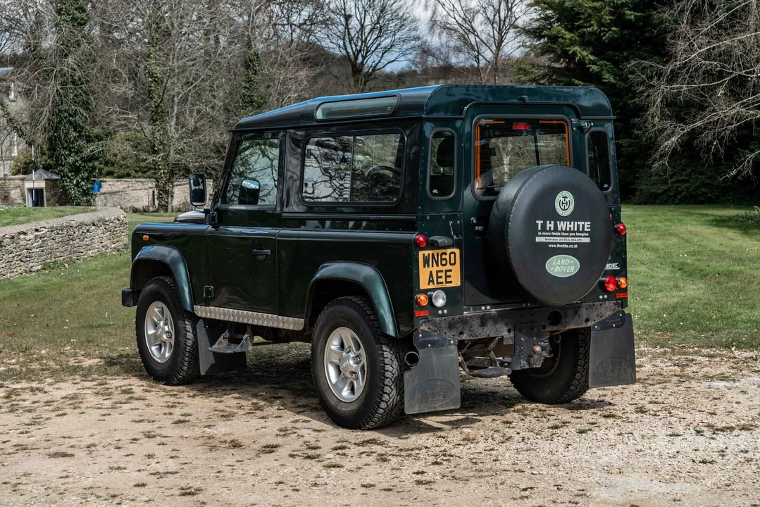 2010 Land Rover Defender 90 - Image 14 of 31