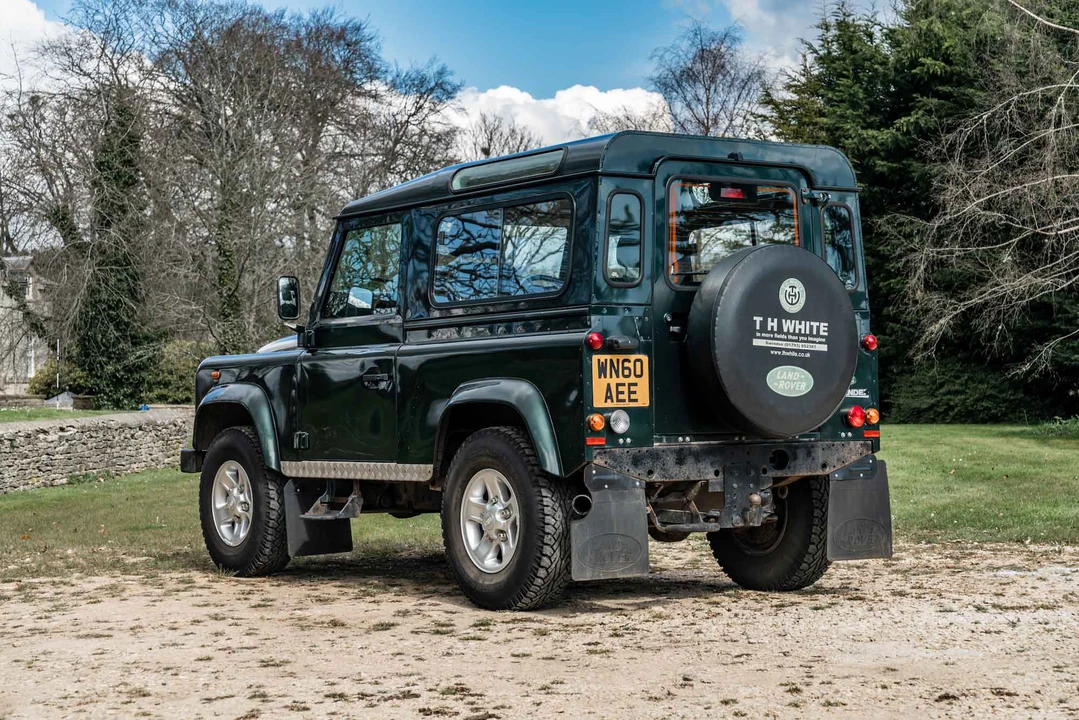2010 Land Rover Defender 90 - Image 6 of 31