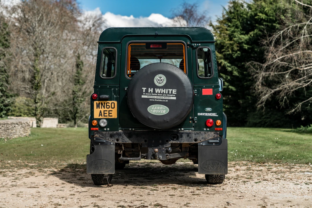 2010 Land Rover Defender 90 - Image 15 of 31