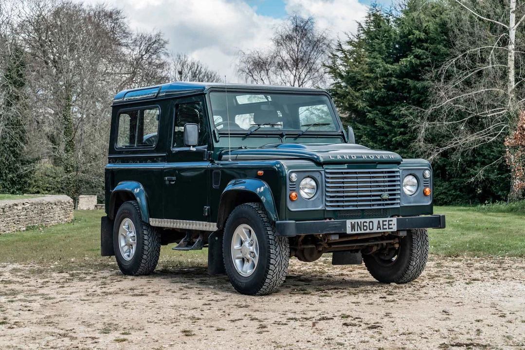 2010 Land Rover Defender 90 - Image 10 of 31