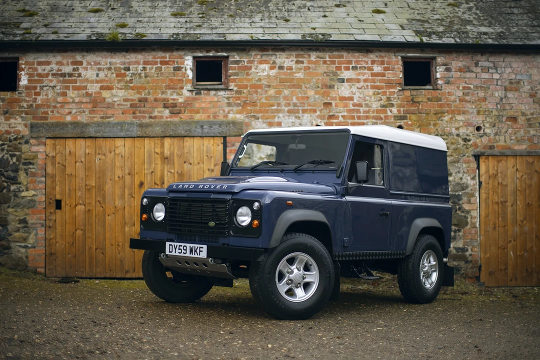 2010 Land Rover Defender 90 - Image 3 of 31