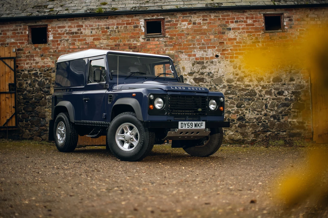 2010 Land Rover Defender 90 - Image 5 of 31