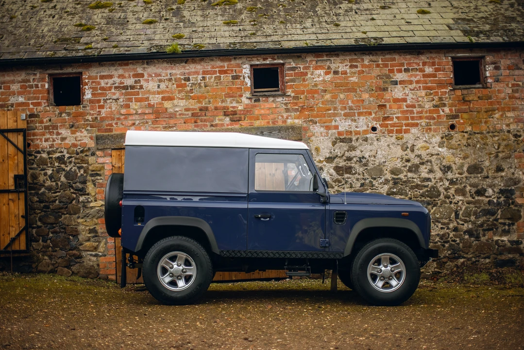 2010 Land Rover Defender 90 - Image 6 of 31