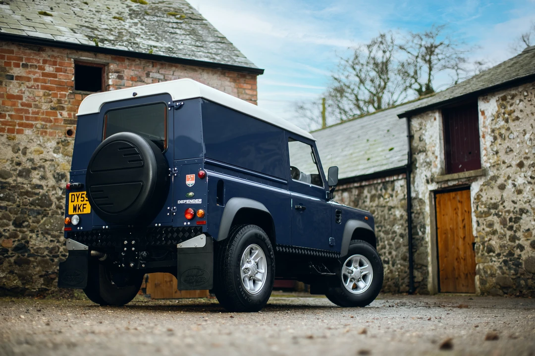 2010 Land Rover Defender 90 - Image 7 of 31