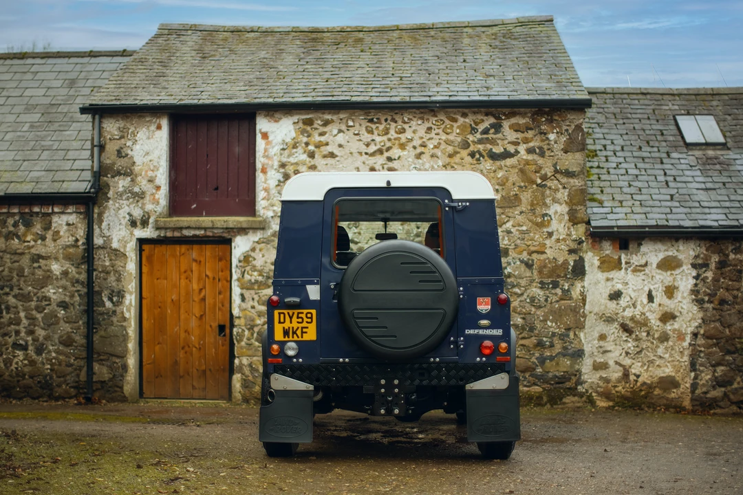 2010 Land Rover Defender 90 - Image 8 of 31