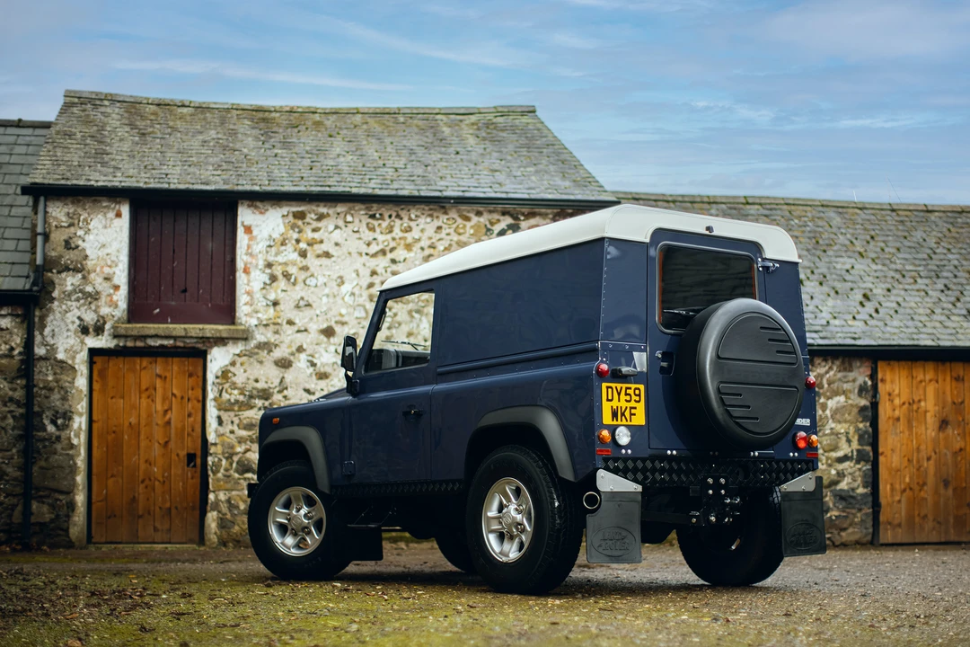 2010 Land Rover Defender 90 - Image 9 of 31