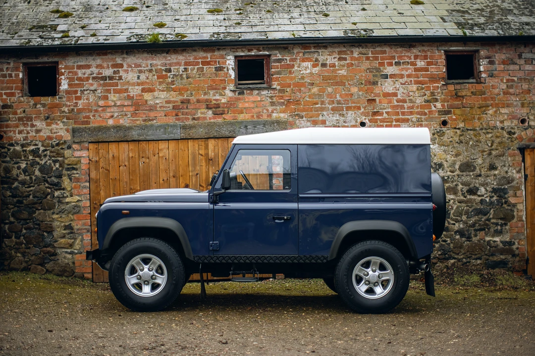 2010 Land Rover Defender 90 - Image 10 of 31