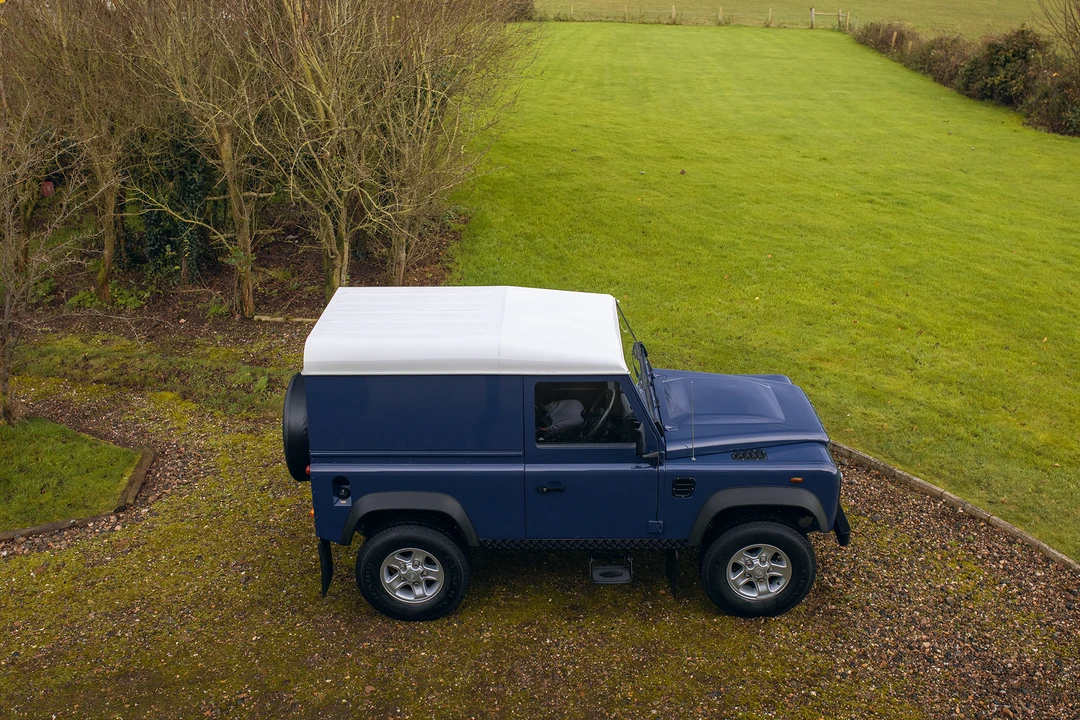 2010 Land Rover Defender 90 - Image 14 of 31