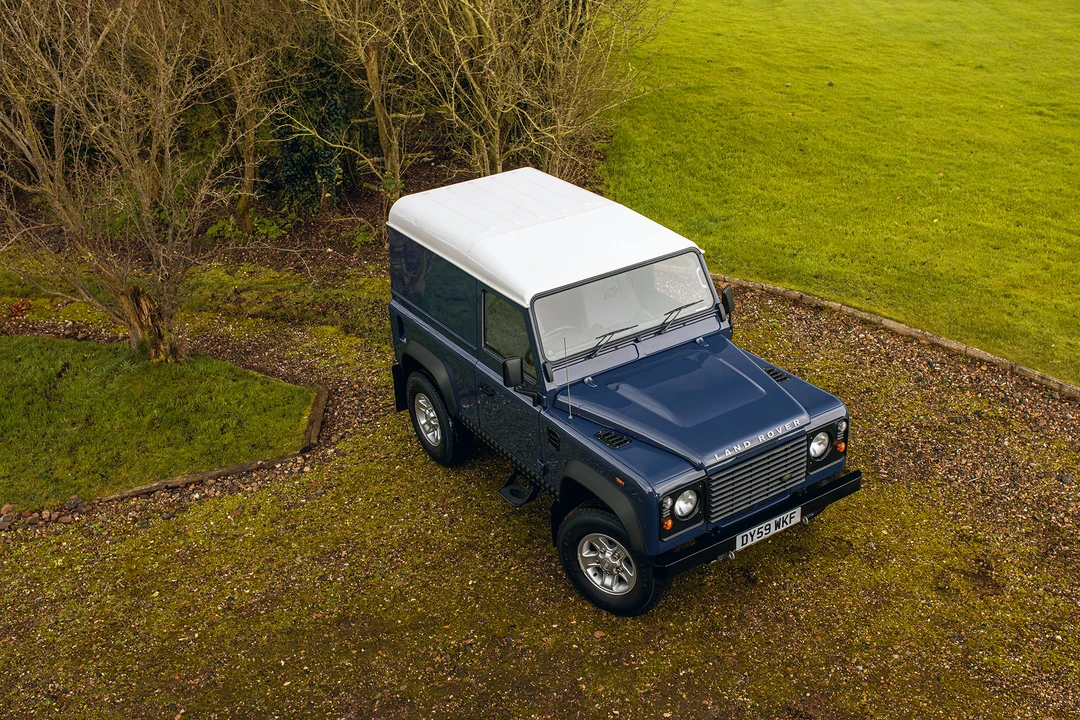 2010 Land Rover Defender 90 - Image 15 of 31