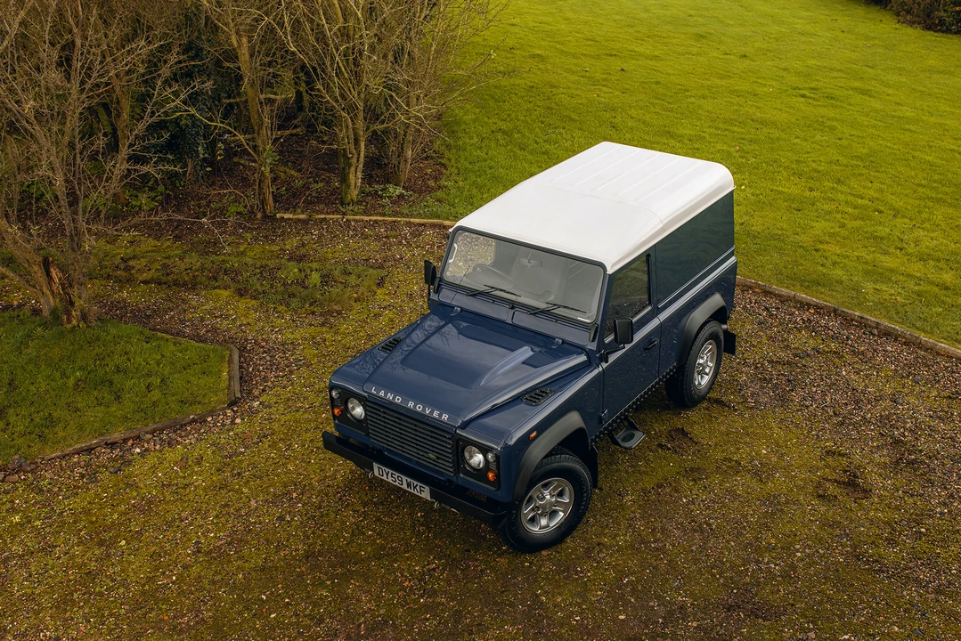 2010 Land Rover Defender 90 - Image 17 of 31