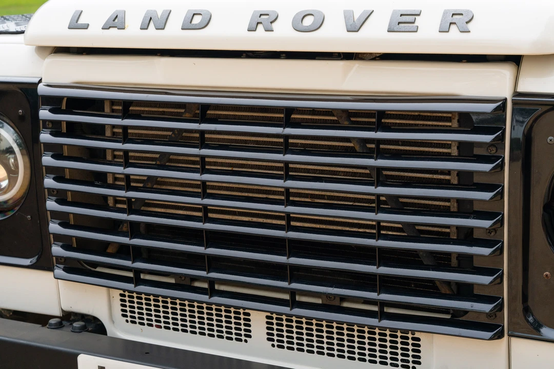 2010 Land Rover Defender 90 - Image 17 of 31