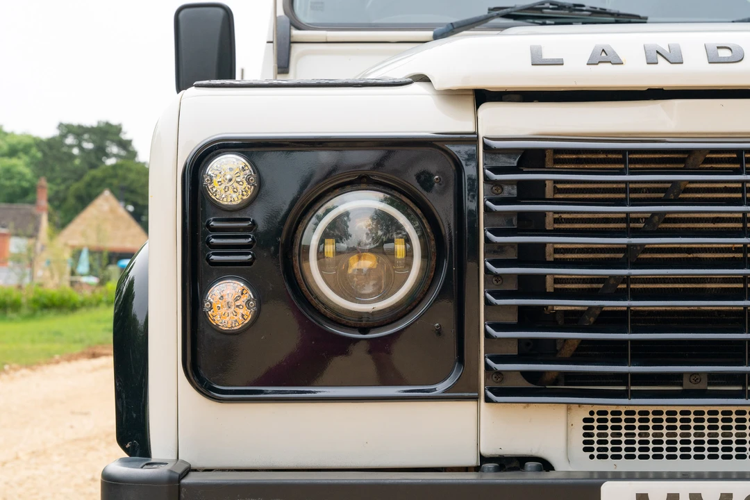 2010 Land Rover Defender 90 - Image 18 of 31