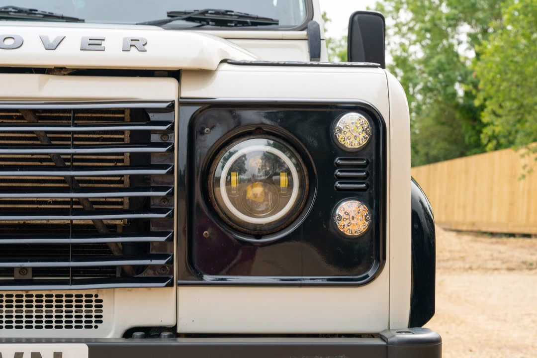 2010 Land Rover Defender 90 - Image 19 of 31