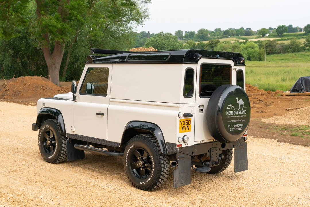 2010 Land Rover Defender 90 - Image 8 of 31