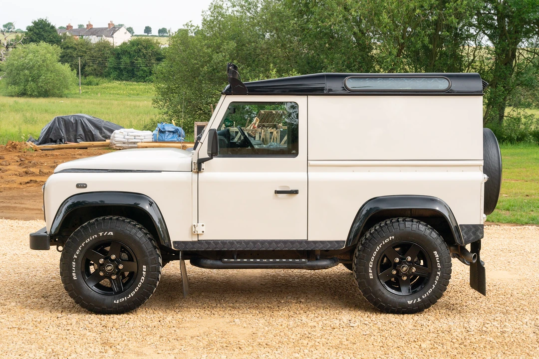 2010 Land Rover Defender 90 - Image 9 of 31