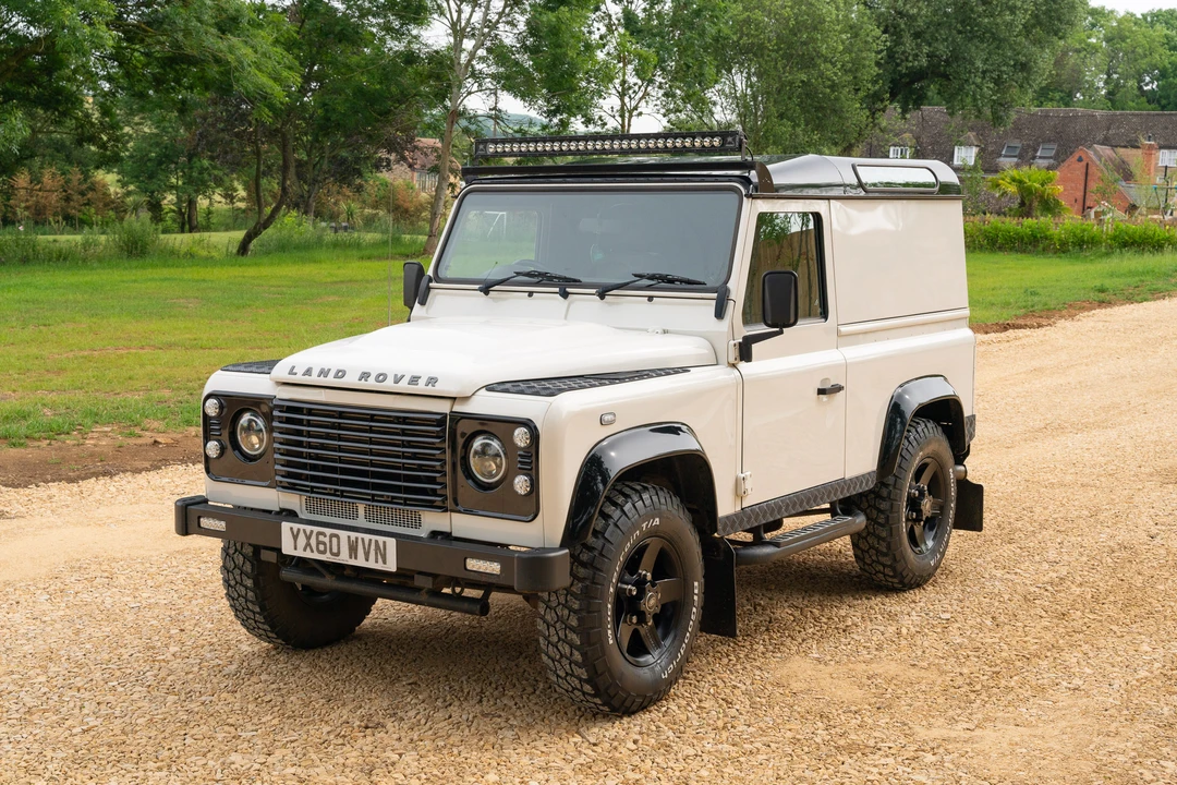 2010 Land Rover Defender 90 - Image 10 of 31