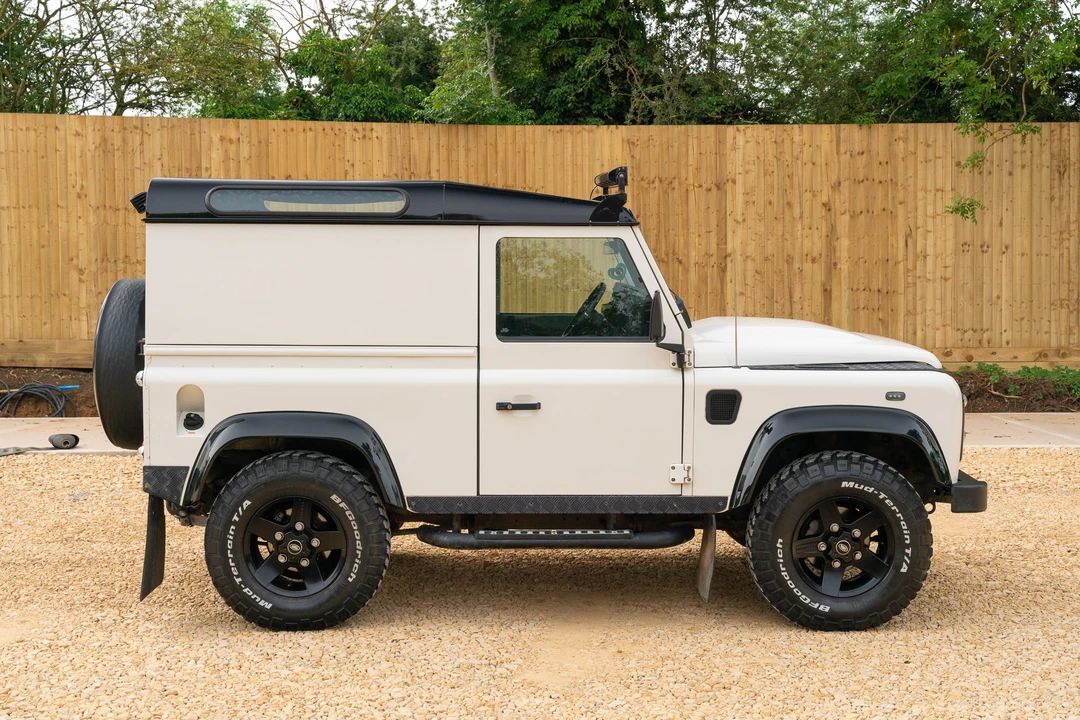 2010 Land Rover Defender 90 - Image 5 of 31