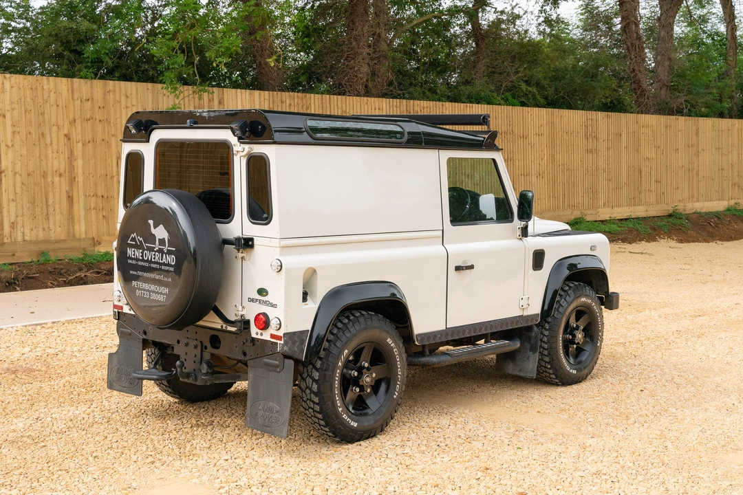2010 Land Rover Defender 90 - Image 6 of 31