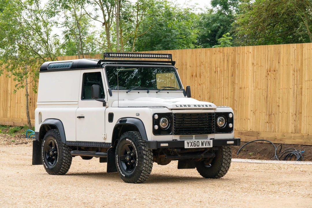 2010 Land Rover Defender 90 - Image 11 of 31