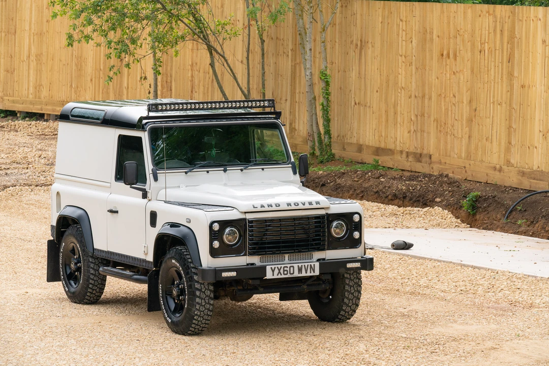 2010 Land Rover Defender 90 - Image 12 of 31