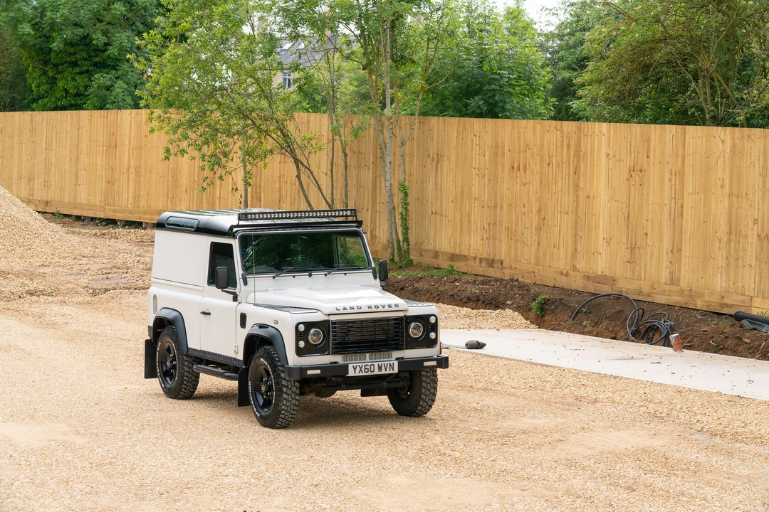 2010 Land Rover Defender 90 - Image 13 of 31