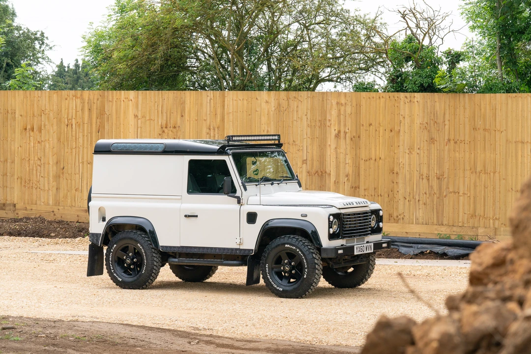 2010 Land Rover Defender 90 - Image 14 of 31