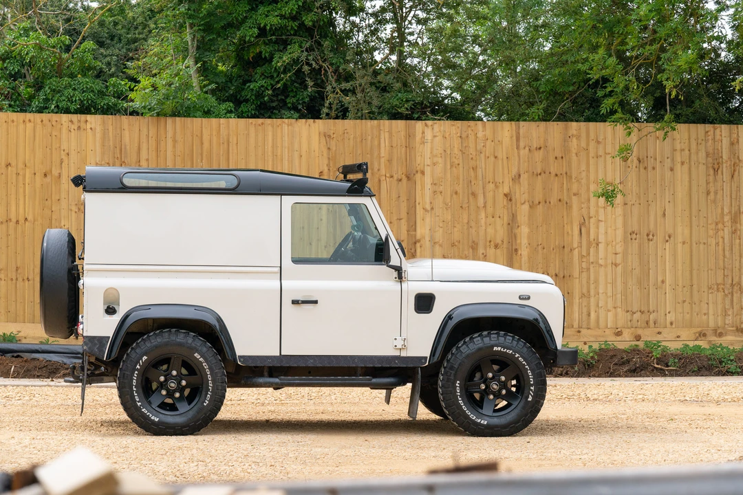 2010 Land Rover Defender 90 - Image 15 of 31