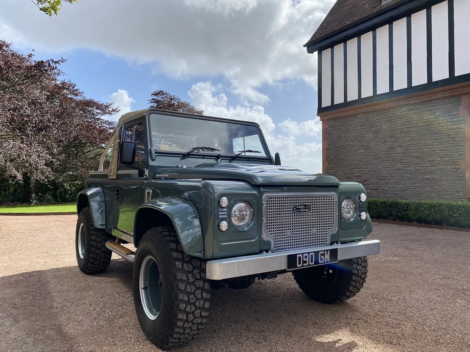 2010 Land Rover Defender 90 - Image 10 of 31