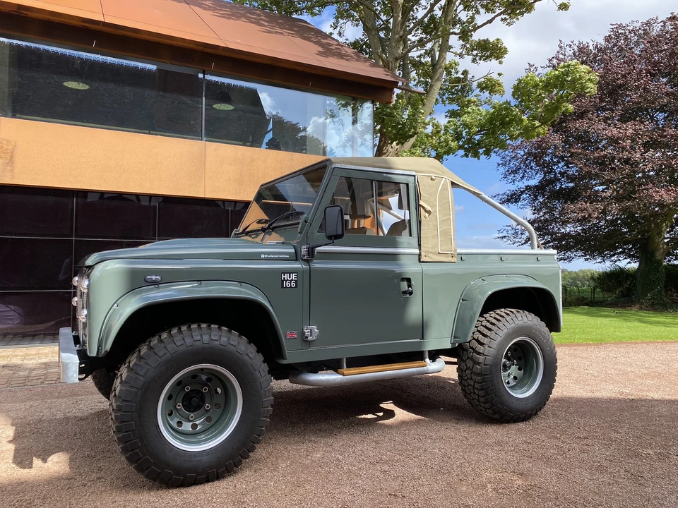 2010 Land Rover Defender 90 - Image 5 of 31