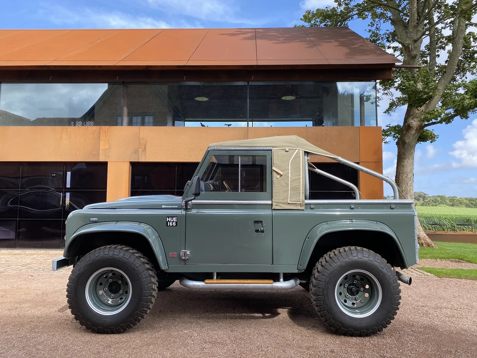 2010 Land Rover Defender 90 - Image 6 of 31
