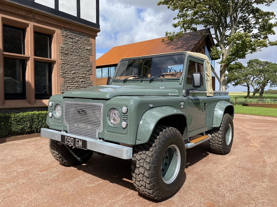 2010 Land Rover Defender 90 - Image 4 of 31