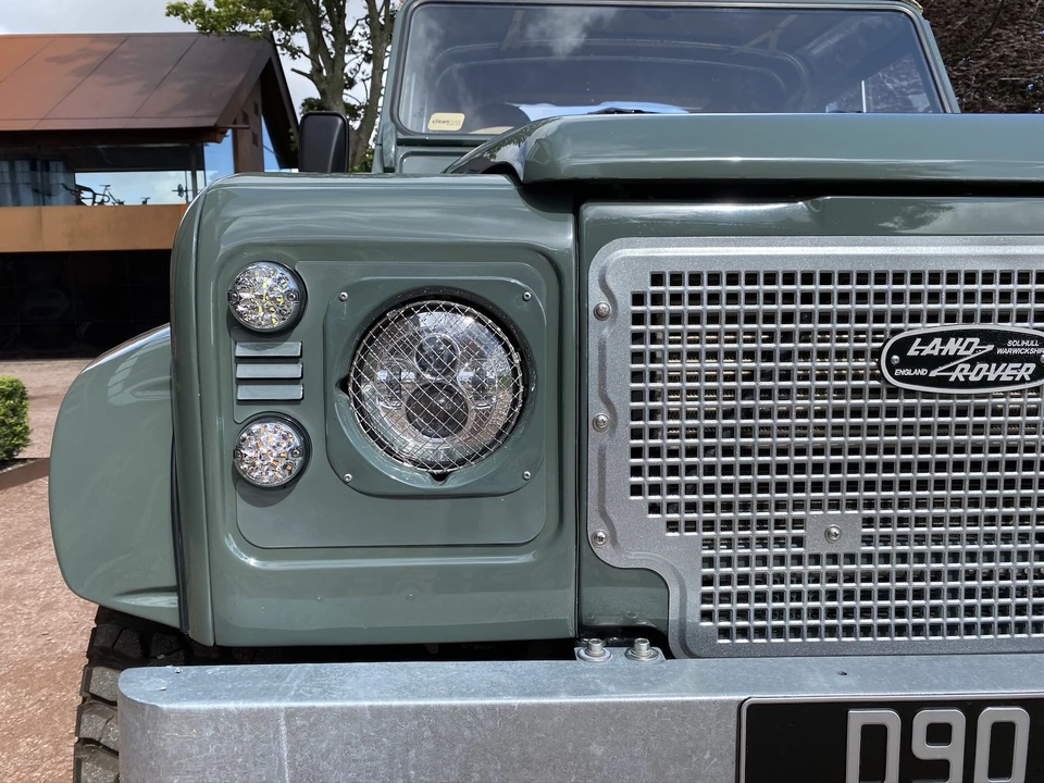 2010 Land Rover Defender 90 - Image 18 of 31
