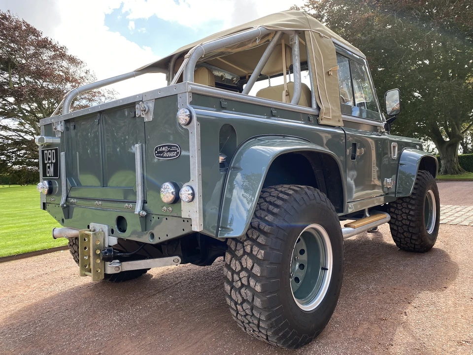 2010 Land Rover Defender 90 - Image 11 of 31