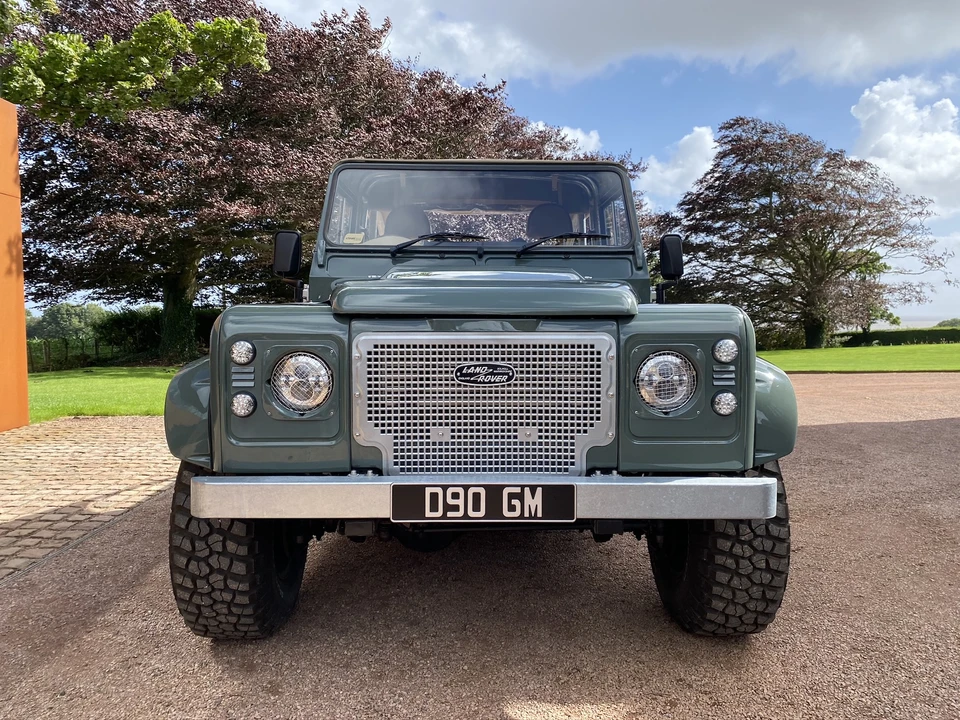 2010 Land Rover Defender 90 - Image 7 of 31