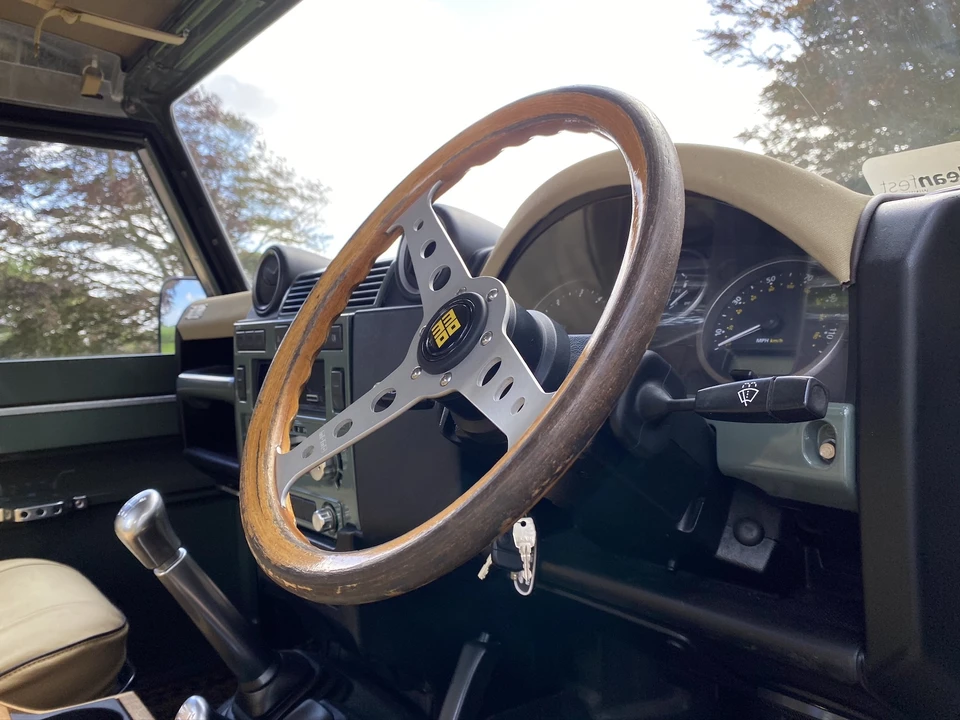 2010 Land Rover Defender 90 - Image 25 of 31