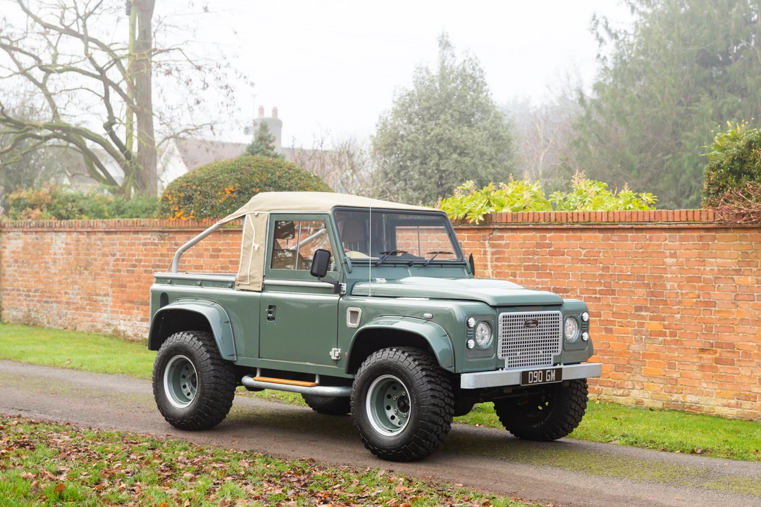 2010 Land Rover Defender 90 - Image 4 of 31