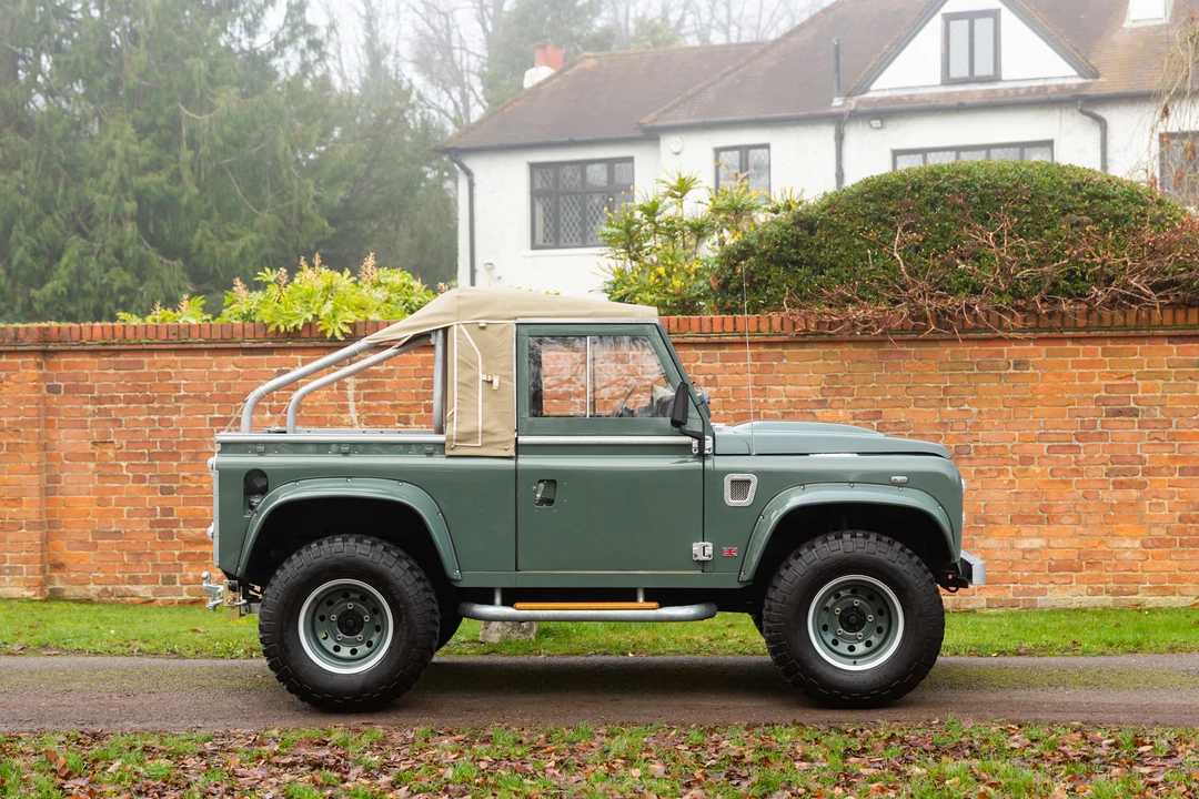 2010 Land Rover Defender 90 - Image 5 of 31