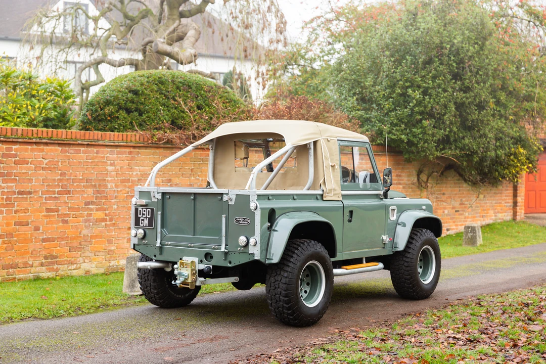 2010 Land Rover Defender 90 - Image 6 of 31