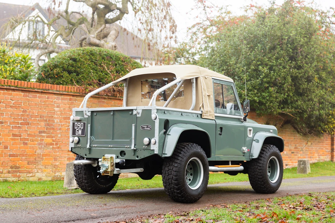 2010 Land Rover Defender 90 - Image 7 of 31