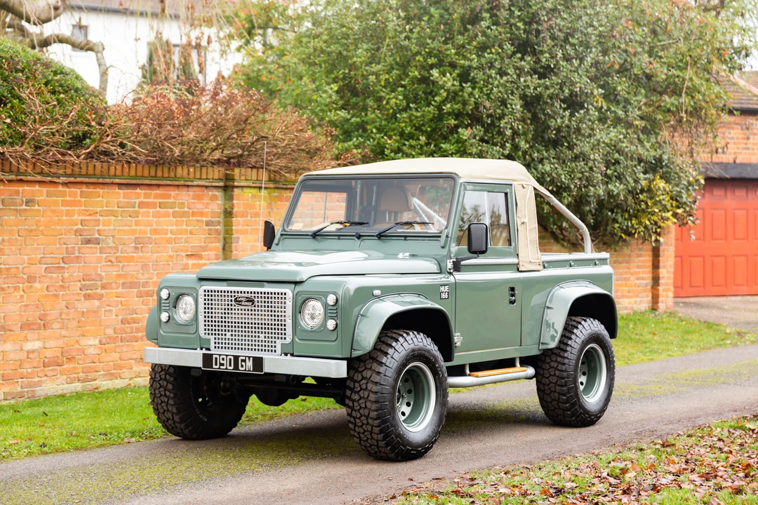 2010 Land Rover Defender 90 - Image 9 of 31