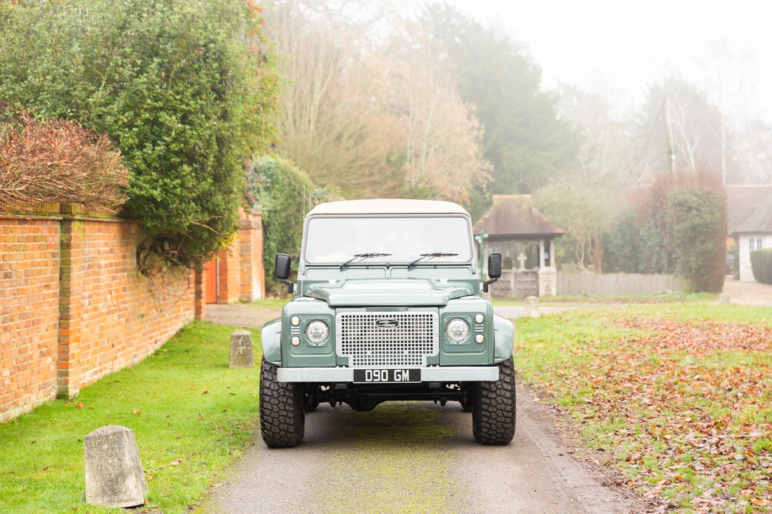 2010 Land Rover Defender 90 - Image 11 of 31