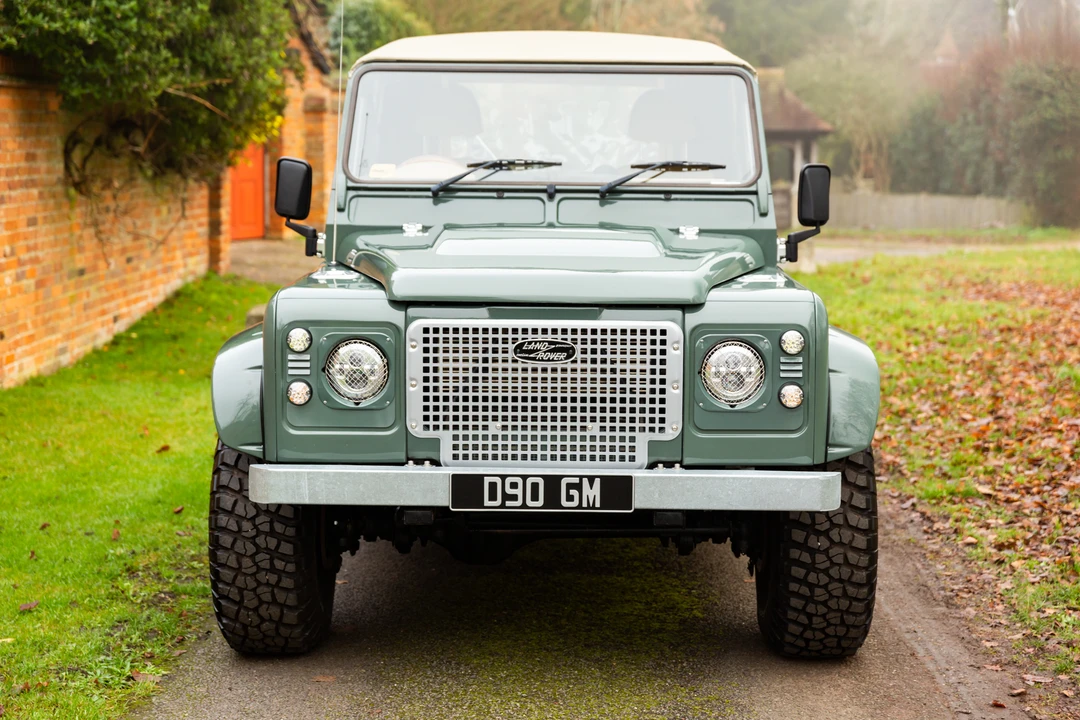 2010 Land Rover Defender 90 - Image 13 of 31