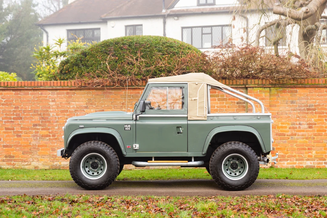 2010 Land Rover Defender 90 - Image 14 of 31