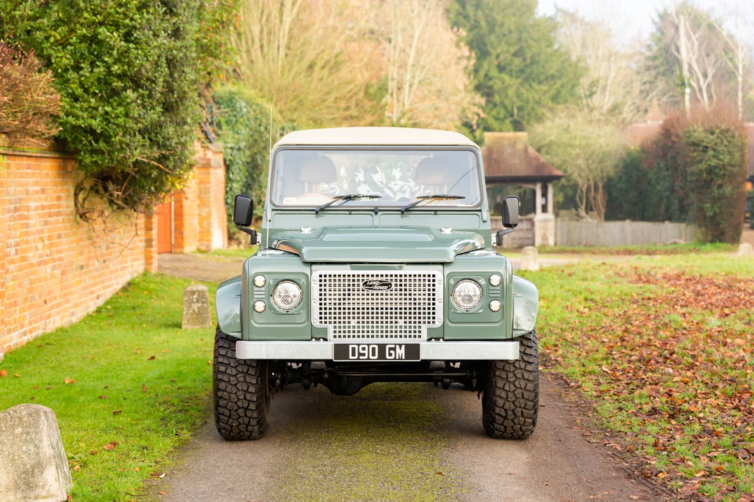 2010 Land Rover Defender 90 - Image 17 of 31