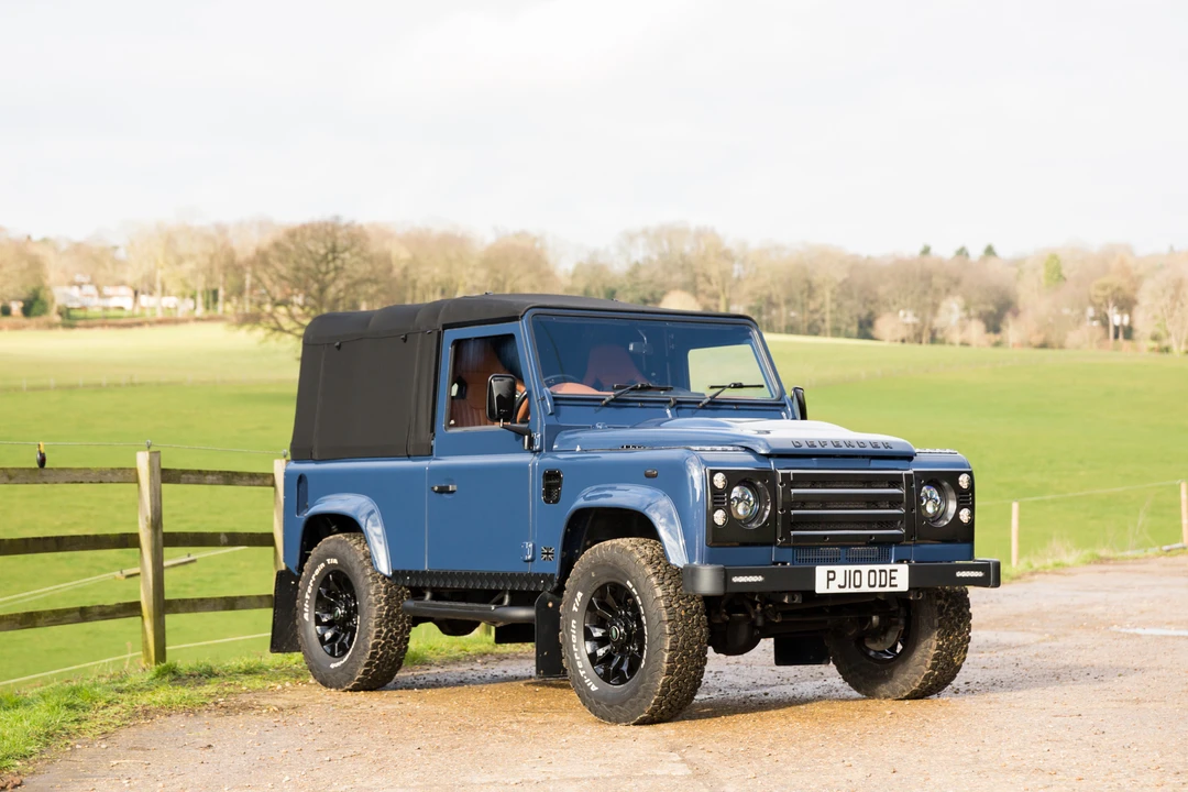 2010 Land Rover Defender 90 - Image 17 of 31